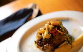 Im Restaurant kommen viele eigene Produkte auf den Tisch - das Fleisch der Dexter-Rinder, Obst, Gemüse und der hauseigene Wein